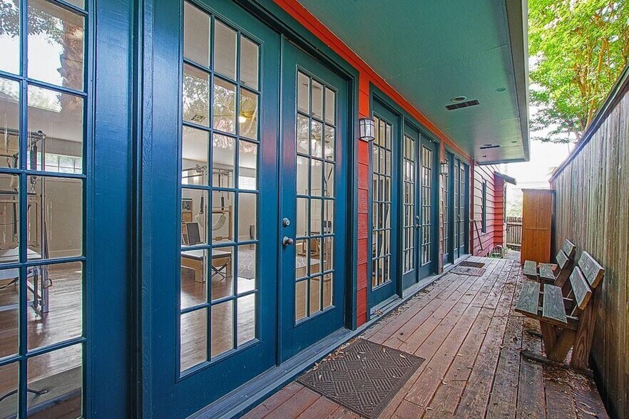 108 W 10th 1/2 St, Houston, TX à louer - Photo de l’immeuble – Image 2 sur 50