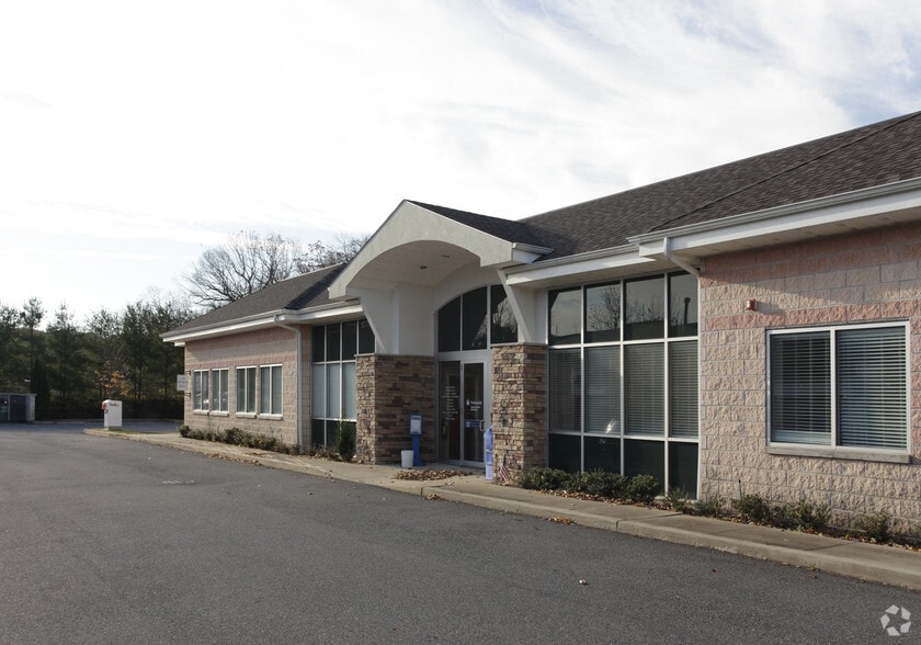 1772 E Jericho Tpke, Huntington, NY à louer - Photo principale – Image 1 sur 8