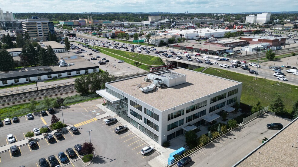 7005 Fairmount Dr SE, Calgary, AB à vendre - Photo de l’immeuble – Image 3 sur 45