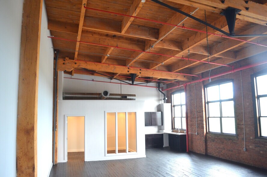 3143 W 33rd St, Cleveland, OH à louer - Photo de l’immeuble – Image 3 sur 27