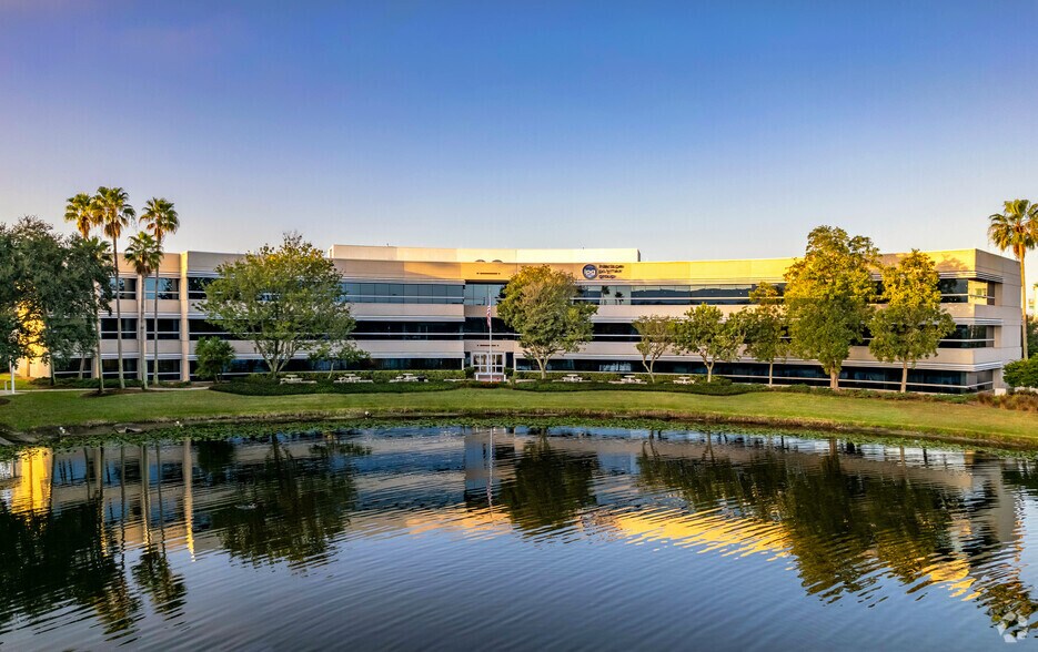 100 Paramount Dr, Sarasota, FL à louer - Photo de l’immeuble – Image 1 sur 14