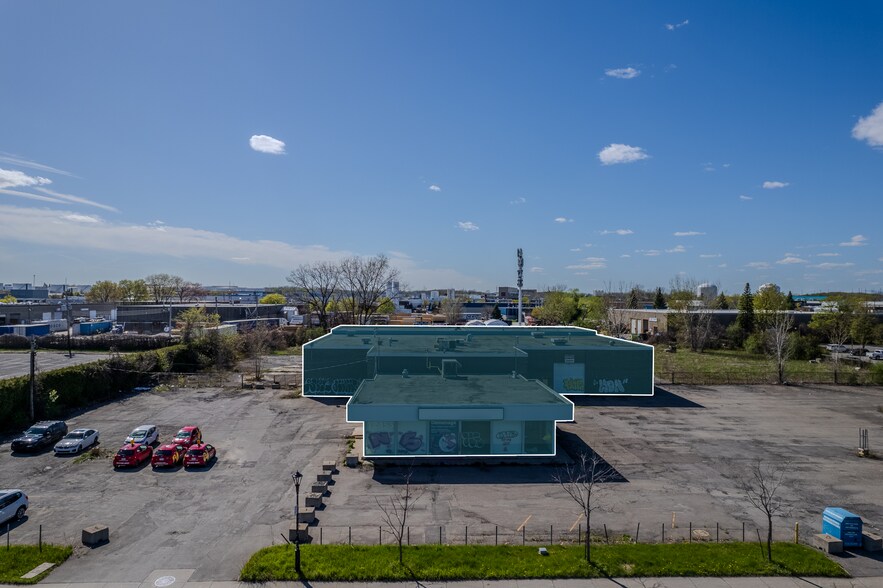 12455 Rue Sherbrooke E, Montréal, QC à louer - Photo de l’immeuble – Image 3 sur 7