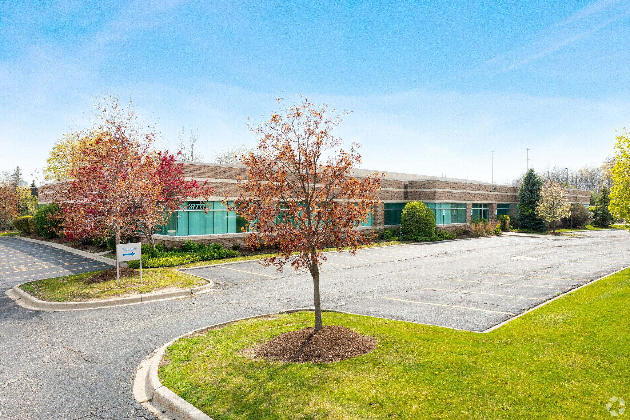 37777 Interchange Drive, Farmington Hills, MI à louer Photo de l’immeuble– Image 1 sur 8