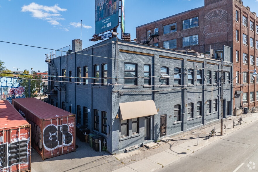 2480 Dundas St W, Toronto, ON à vendre - Photo de l’immeuble – Image 2 sur 55