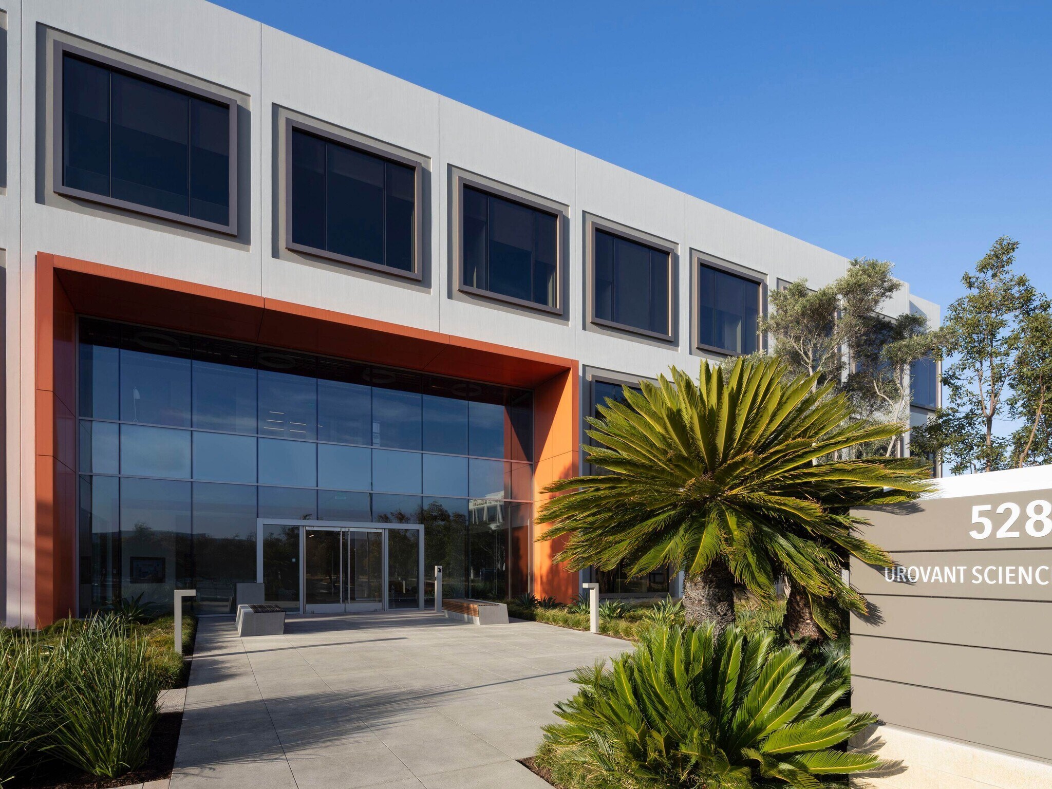 111 Academy Dr, Irvine, CA à louer Photo de l’immeuble– Image 1 sur 36