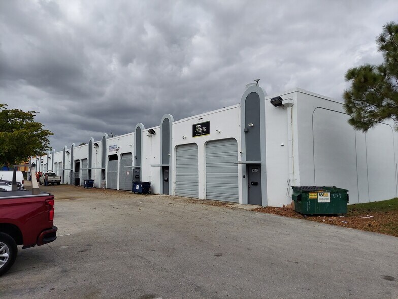 7325-7399 NW 54th St, Miami, FL à louer - Photo de l’immeuble – Image 2 sur 3