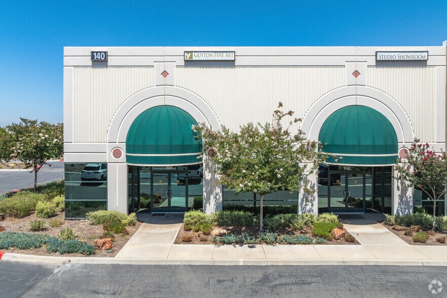 140 N Maple St, Corona, CA à vendre - Photo de l’immeuble – Image 3 sur 5