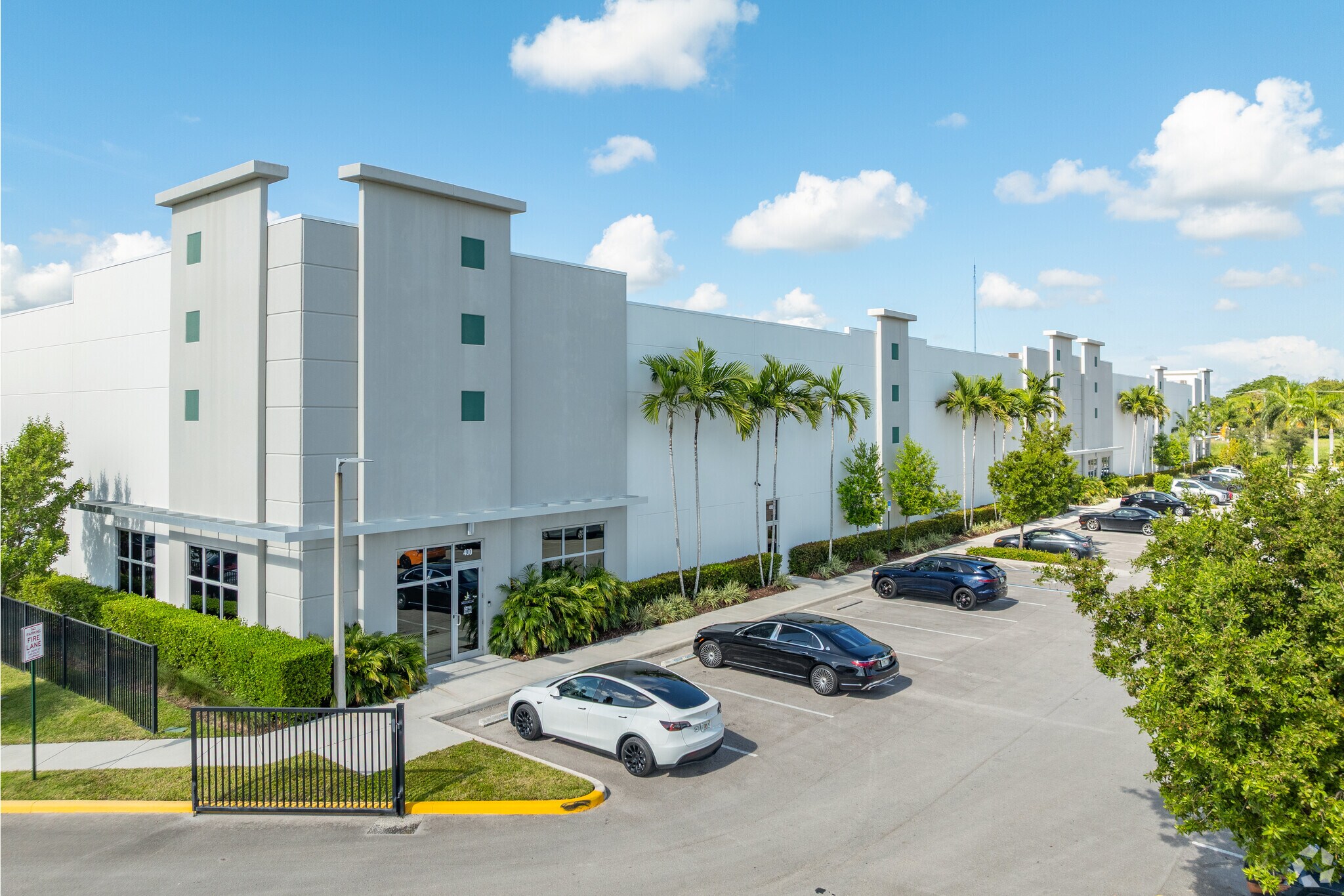 2751 Commerce Center Way, Pembroke Park, FL à louer Photo principale– Image 1 sur 6