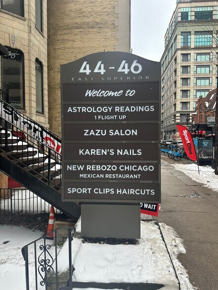 44-46 E Superior St, Chicago, IL à louer - Photo de l’enseigne sur pylône – Image 3 sur 3
