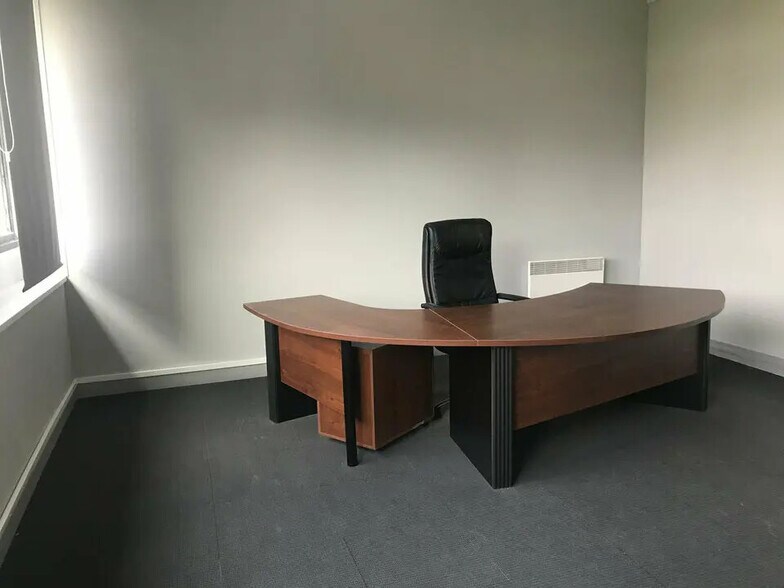 Bureau dans Grâces à louer - Photo de l’immeuble – Image 2 sur 8