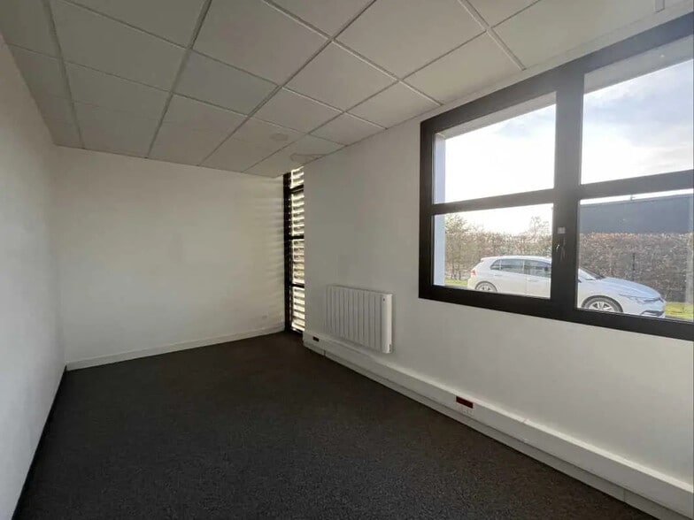 Bureau dans Saint-Quentin à louer - Photo de l’immeuble – Image 2 sur 4