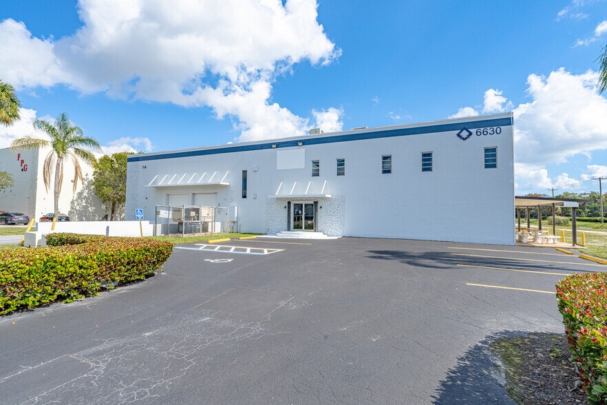 6630 NW 16th Ter, Fort Lauderdale, FL à louer - Photo de l’immeuble – Image 3 sur 14