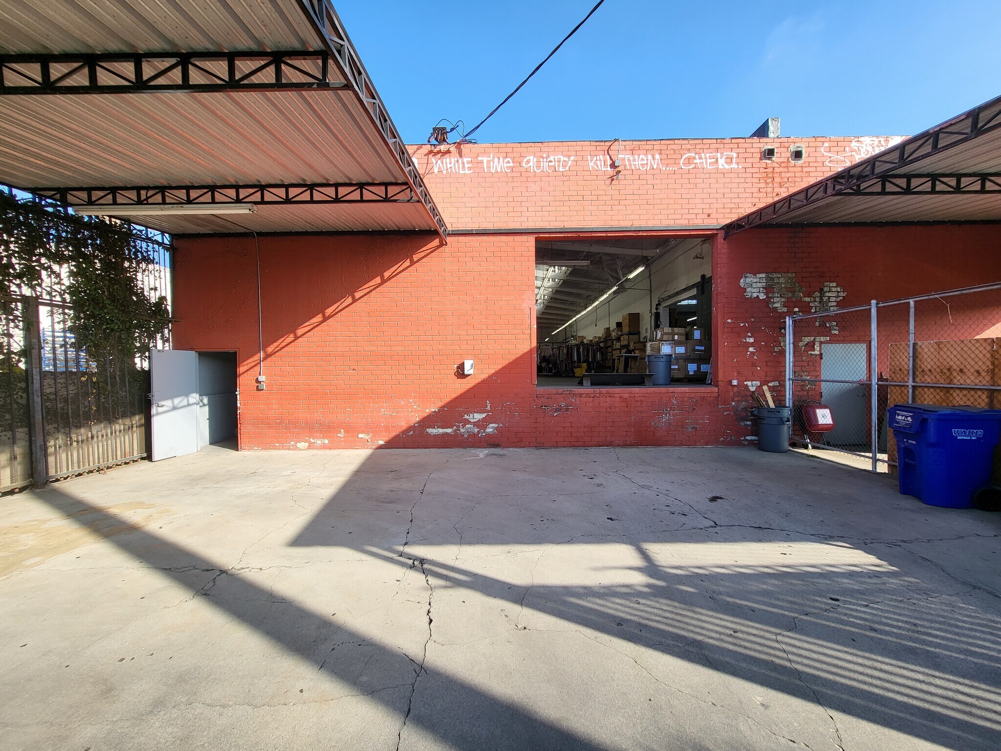 219 E 32nd St, Los Angeles, CA à louer Photo de l’immeuble– Image 1 sur 11