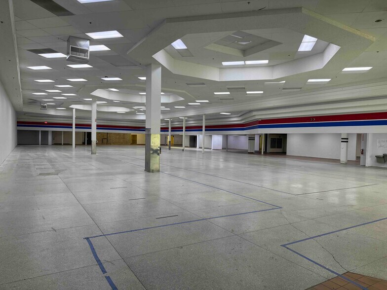 6495 Quivira Rd, Shawnee, KS à louer - Photo intérieure – Image 2 sur 5