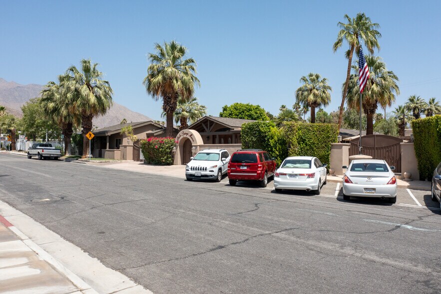 486 E Mel Ave, Palm Springs, CA à vendre - Photo de l’immeuble – Image 3 sur 9