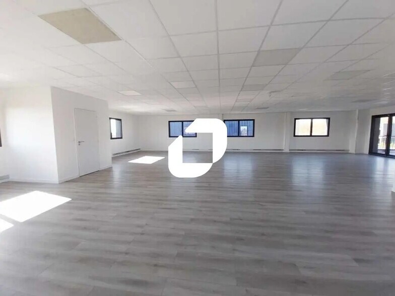 Bureau dans Gazeran à louer - Photo de l’immeuble – Image 1 sur 16