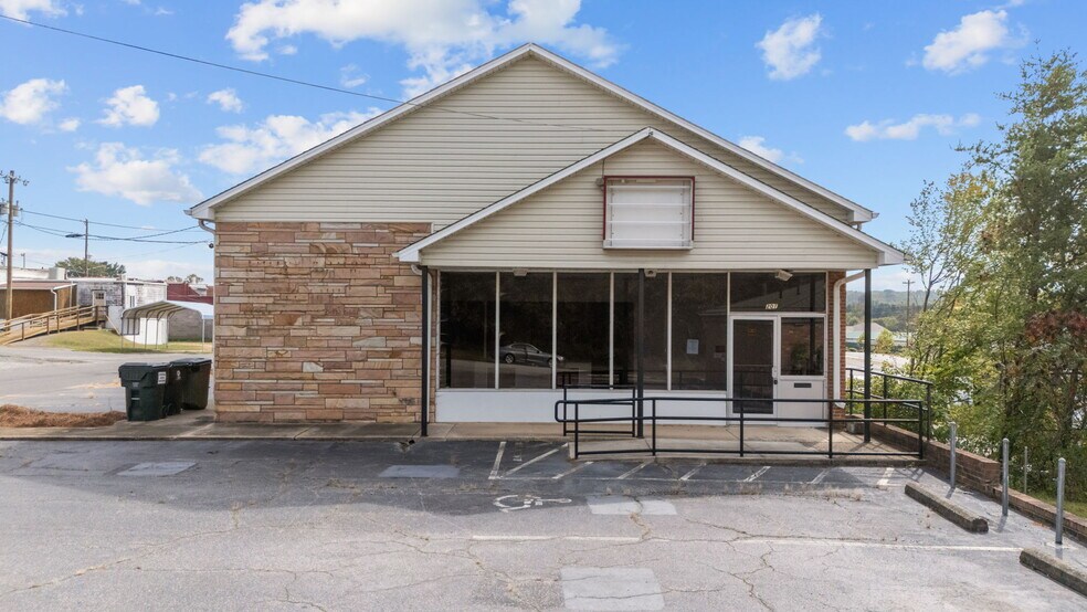 201 4th St, Walnut Cove, NC à vendre - Photo principale – Image 1 sur 33