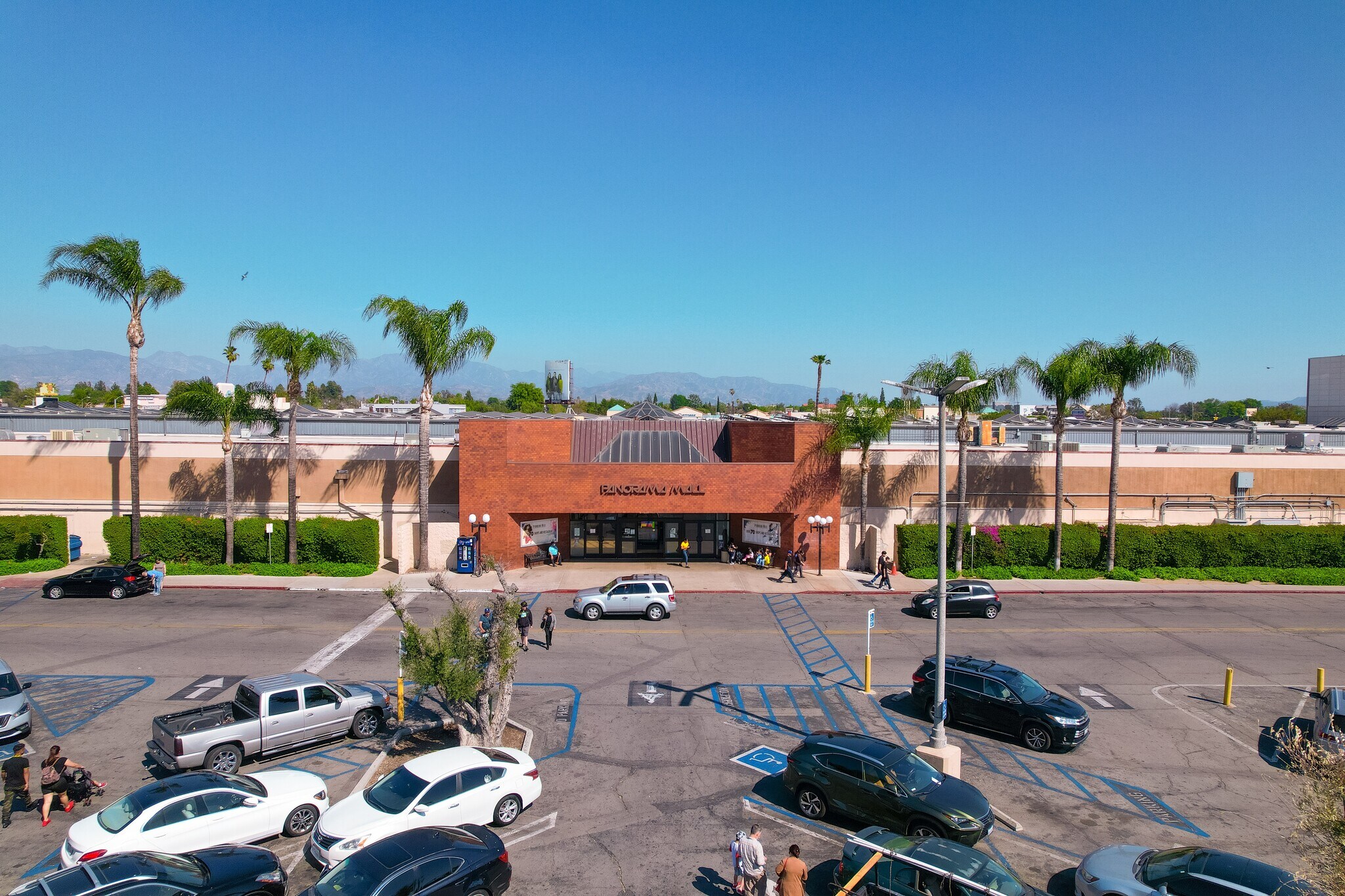 8401 Van Nuys Blvd, Panorama City, CA à louer Photo de l’immeuble– Image 1 sur 8