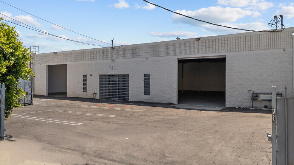 7419 Bellaire Ave, North Hollywood, CA à vendre - Photo de l’immeuble – Image 3 sur 8