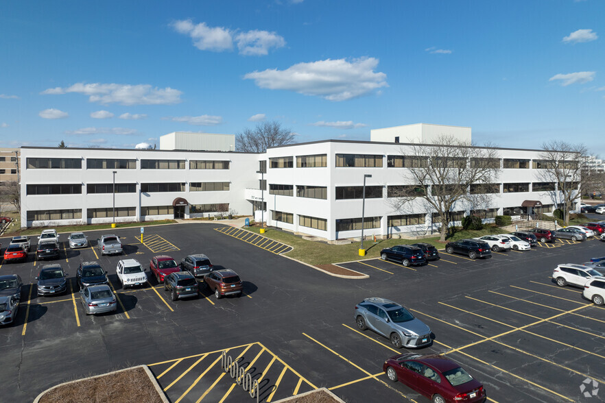 707 Lake Cook Rd, Deerfield, IL à louer - Photo de l’immeuble – Image 1 sur 8