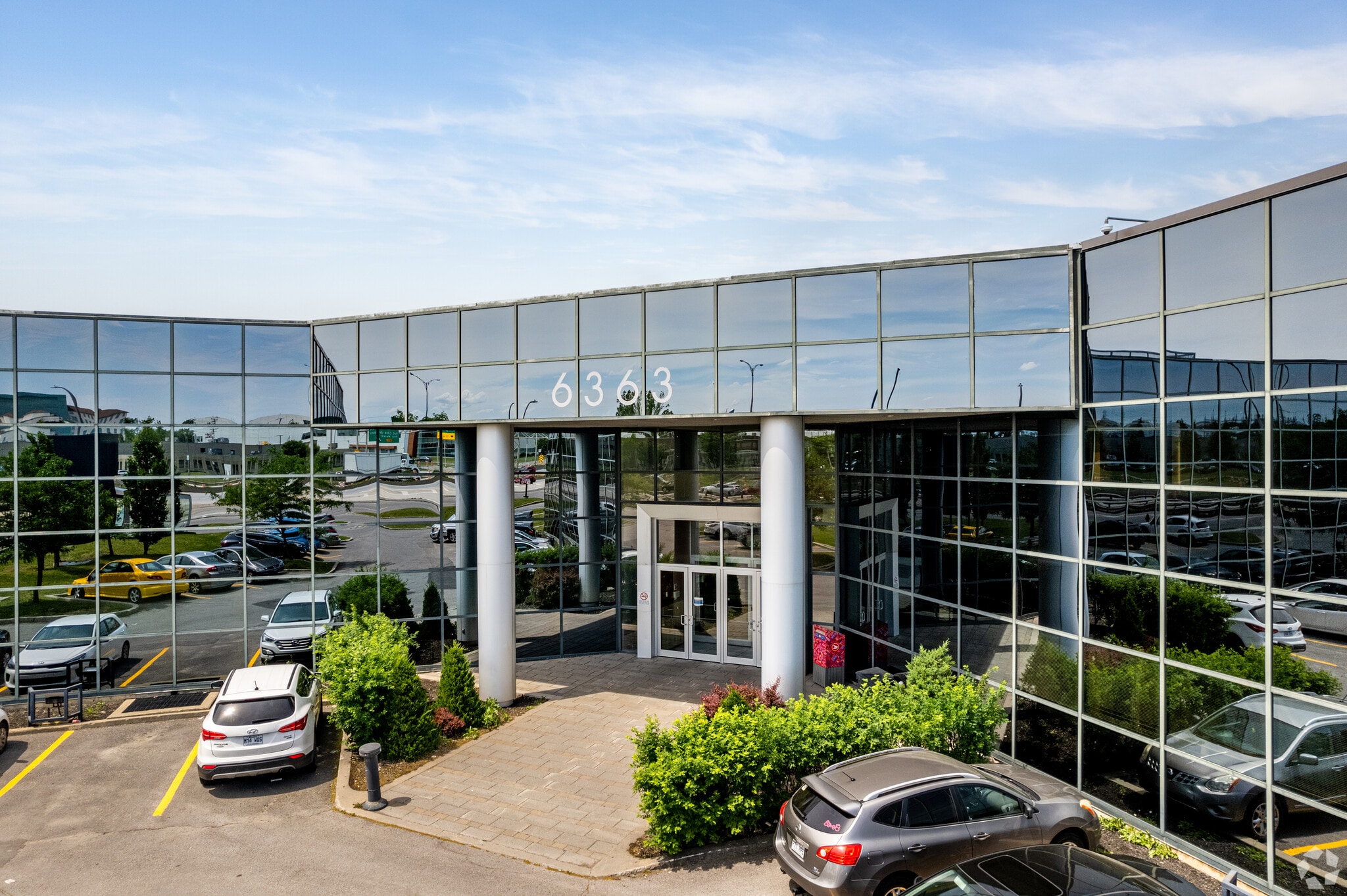 6363 Rte Transcanadienne, Montréal, QC à louer Photo principale– Image 1 sur 18