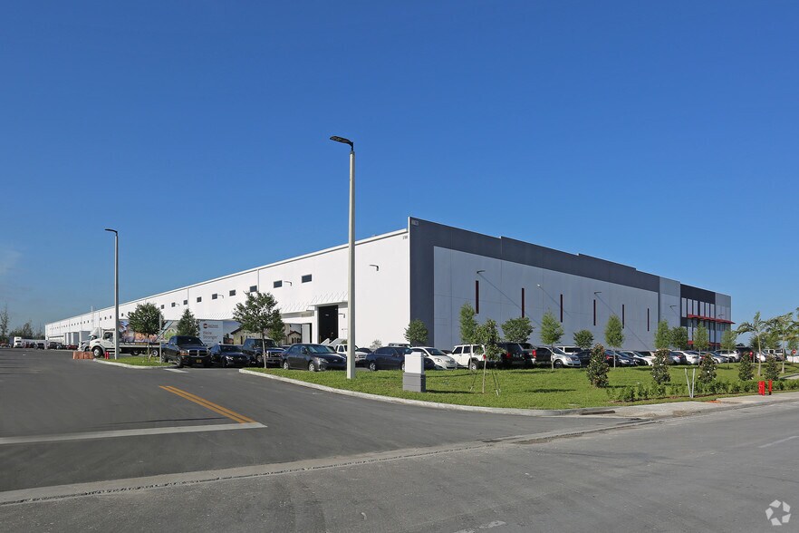 3780 W 104th St, Hialeah, FL à louer - Photo de l’immeuble – Image 3 sur 4