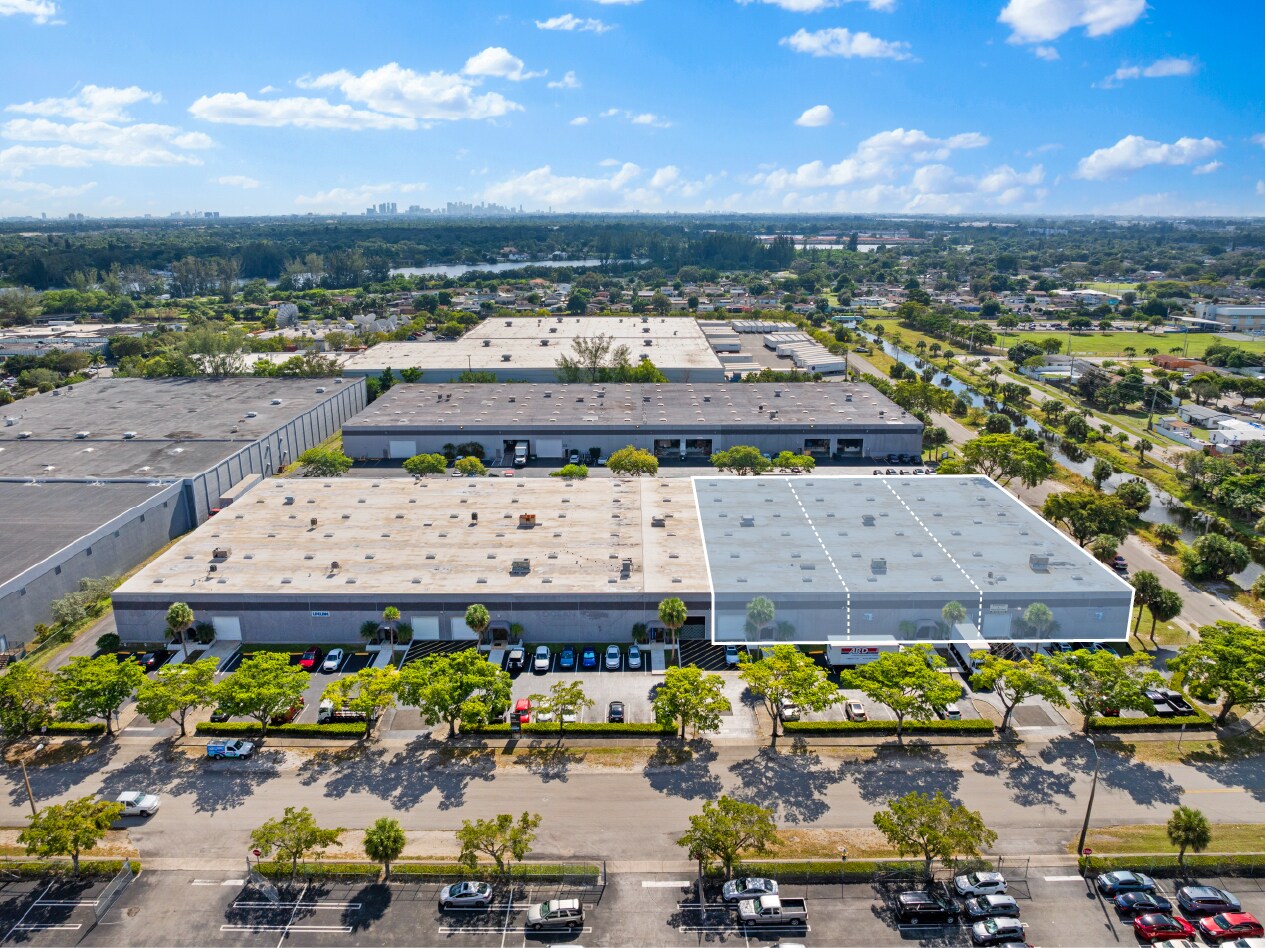 1600 NW 159th St, Miami, FL à louer Photo de l’immeuble– Image 1 sur 6