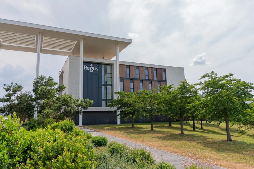 8 Avenue De Shenzhen, Chasseneuil-du-Poitou à louer - Photo de l’immeuble – Image 1 sur 10