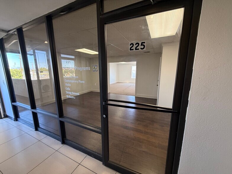 8130 McFadden Ave, Midway City, CA à louer - Photo de l’immeuble – Image 3 sur 11