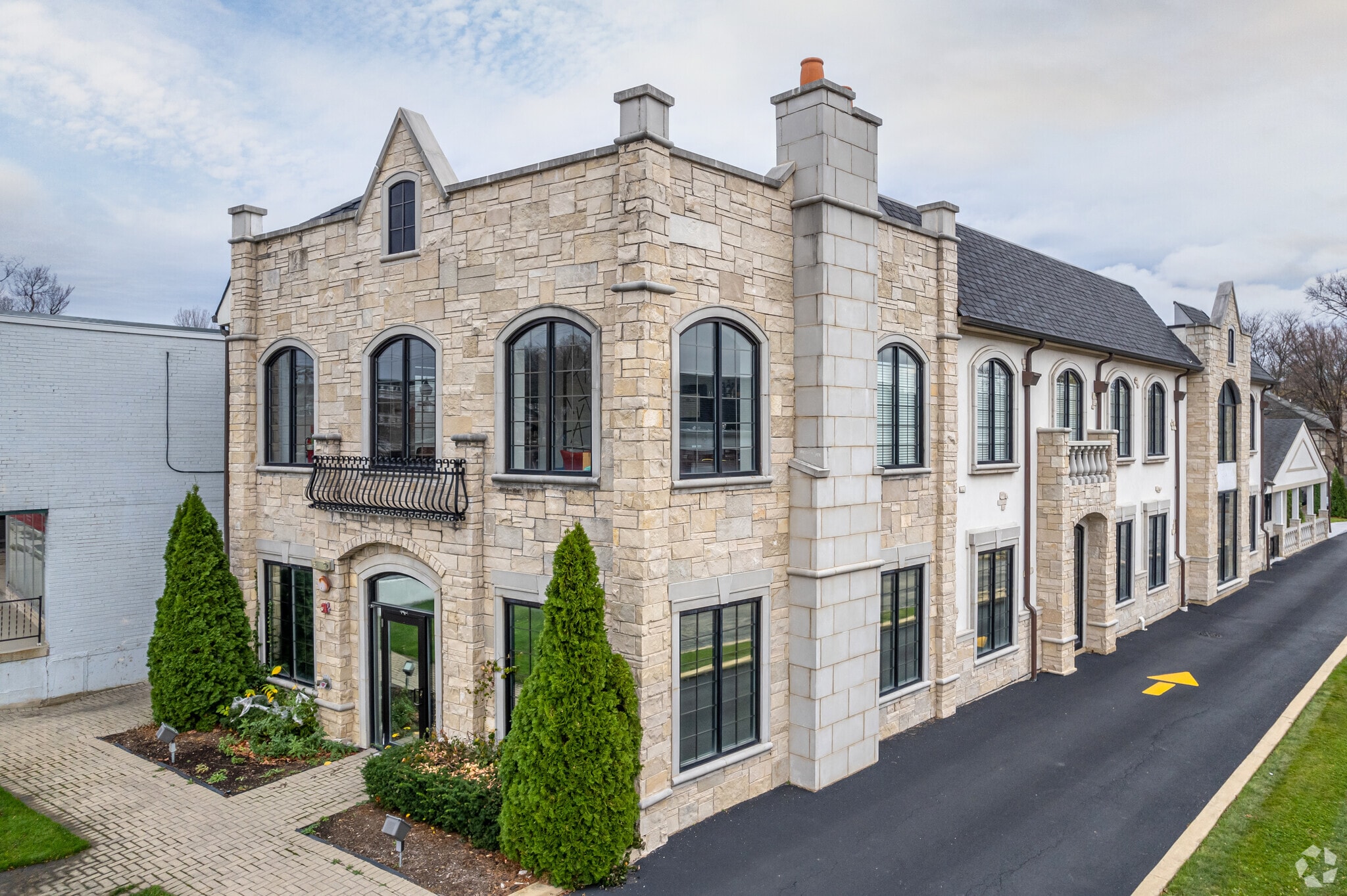 230 E Ogden Ave, Hinsdale, IL à louer Photo principale– Image 1 sur 54