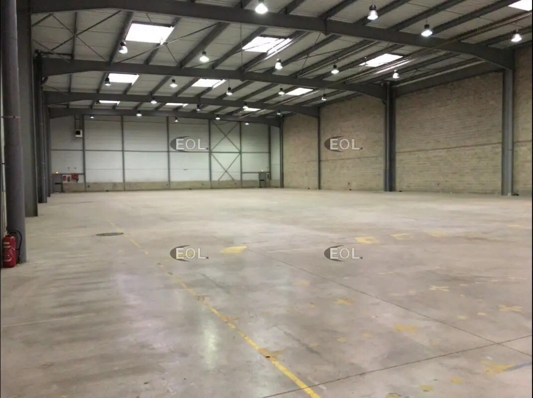 Industriel/Logistique dans Saint-Thibault-des-Vignes à louer Photo intérieure– Image 1 sur 8