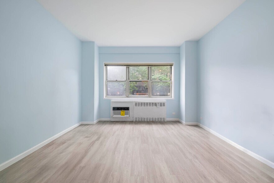 30 W 60th St, New York, NY à vendre - Photo de l’immeuble – Image 2 sur 22