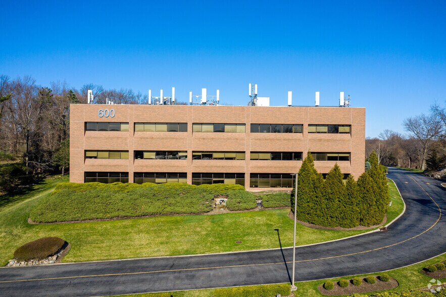 600 E Crescent Ave, Upper Saddle River, NJ à louer - Photo de l’immeuble – Image 3 sur 6