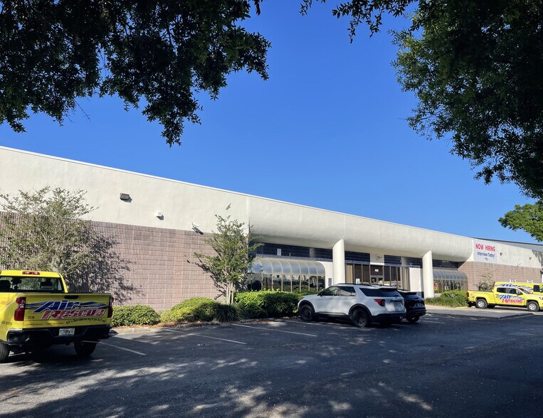 1429 Massaro Blvd, Tampa, FL à vendre - Photo de l’immeuble – Image 1 sur 4