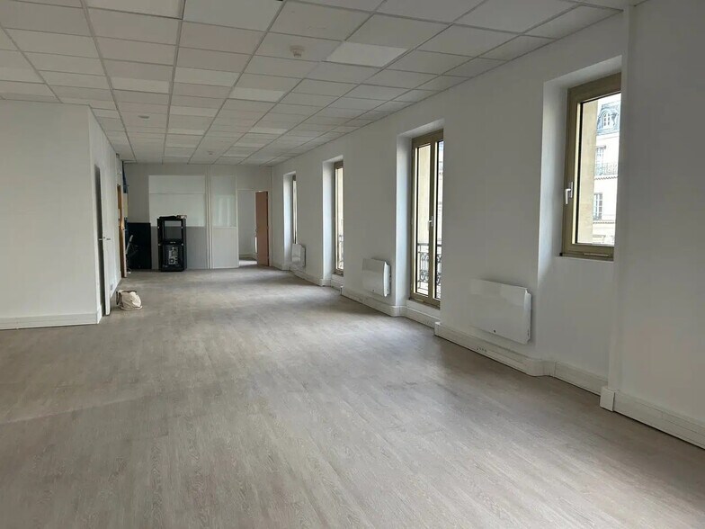 31 Rue De Châteaudun, Paris à louer - Photo de l’immeuble – Image 3 sur 5