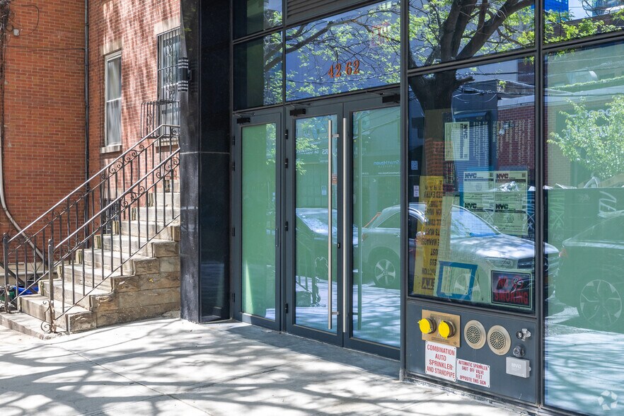 4262 Hunter St, Long Island City, NY à vendre - Photo de l’immeuble – Image 3 sur 5