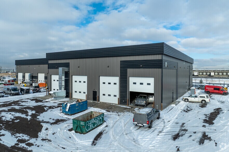 285199 Wrangler Av, Calgary, AB à louer - Photo de l’immeuble – Image 2 sur 3