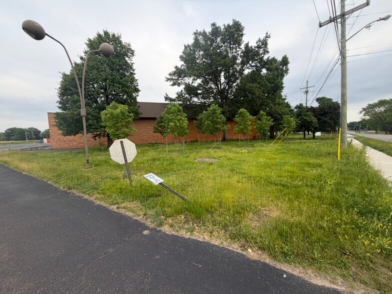 850 Ladd Rd, Walled Lake, MI à vendre - Photo de l’immeuble – Image 2 sur 12
