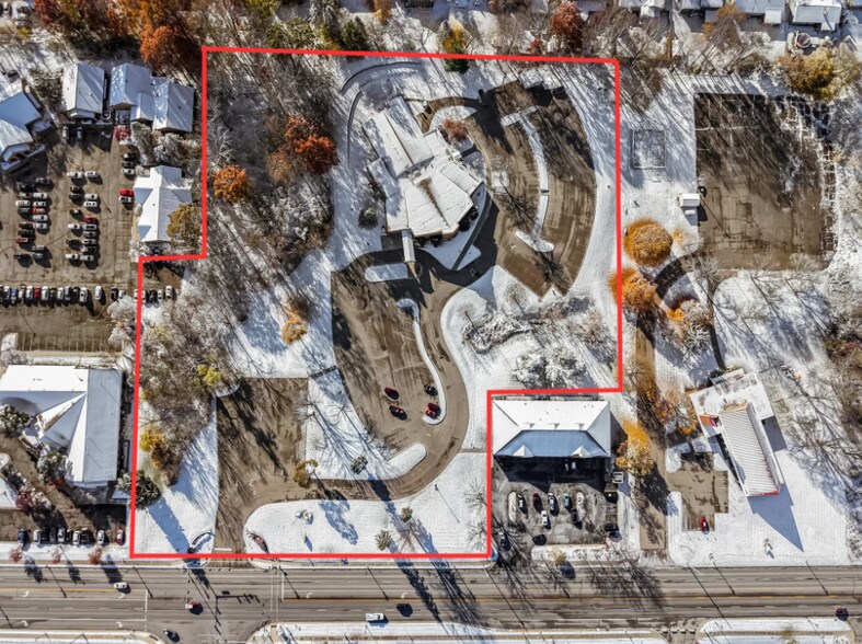 2300 Lake Lansing Rd, Lansing, MI à vendre - Photo principale – Image 1 sur 5