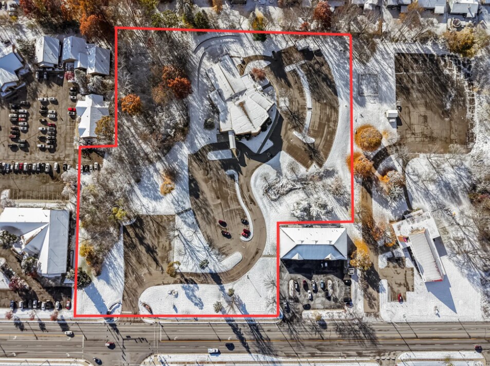 2300 Lake Lansing Rd, Lansing, MI à vendre Photo principale– Image 1 sur 6
