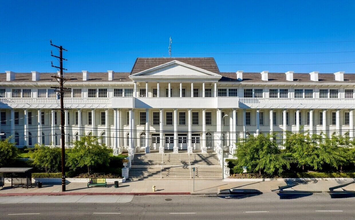 20501 Ventura Blvd, Woodland Hills, CA à louer Photo principale– Image 1 sur 11