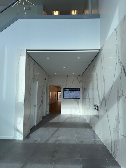 1055-1083 Old Country Rd, Westbury, NY à louer - Hall d’entrée – Image 2 sur 6