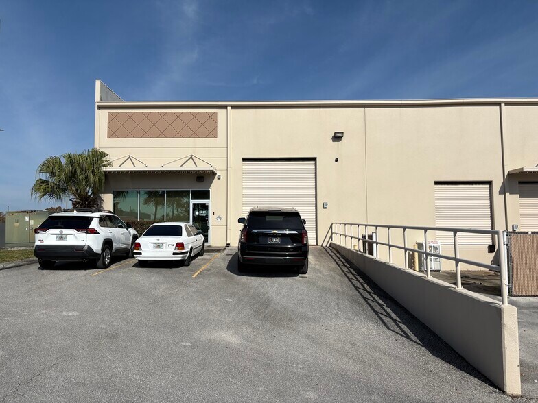 2420 W Lynx Ln, Orlando, FL à louer - Photo de l’immeuble – Image 2 sur 17