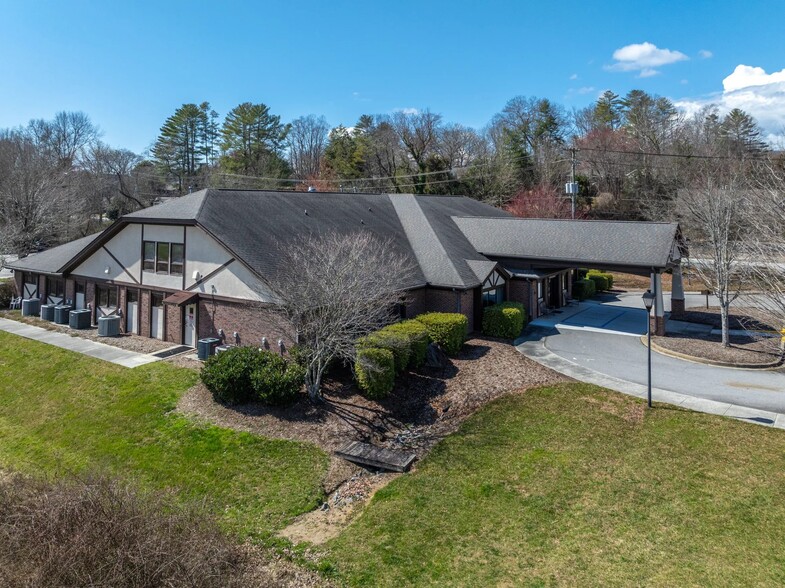 377 Gallimore Rd, Brevard, NC à louer - Photo de l’immeuble – Image 3 sur 3