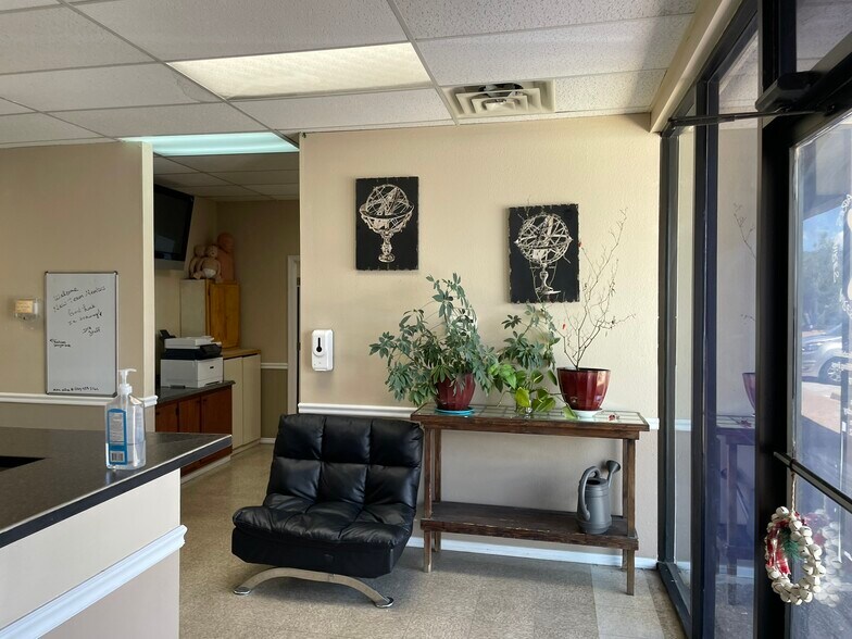 575 E Wilcox Dr, Sierra Vista, AZ à vendre - Photo intérieure – Image 2 sur 7