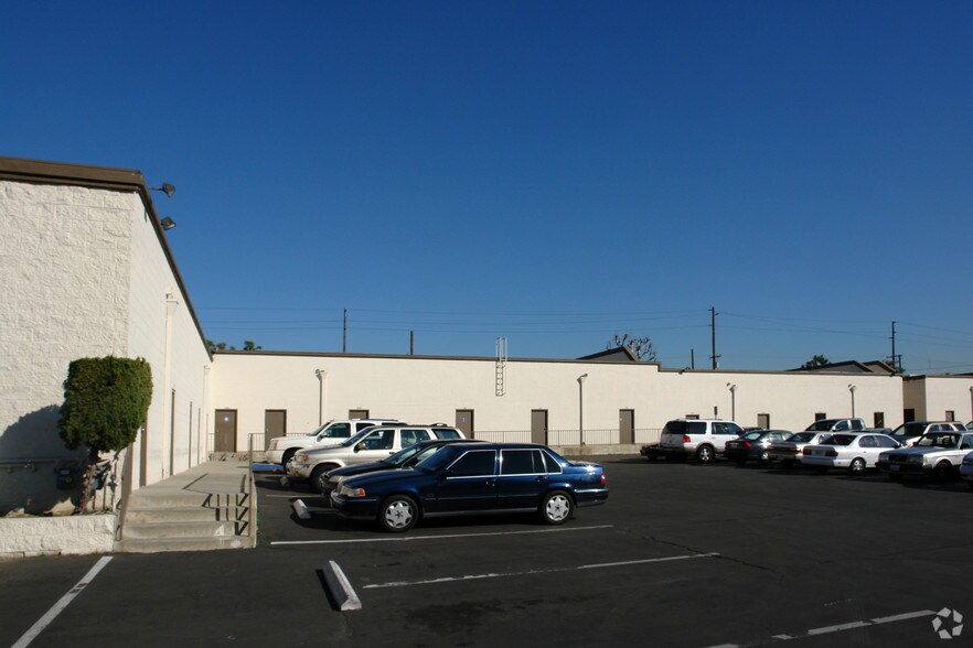867-921 E Cypress St, Covina, CA à louer - Photo de l’immeuble – Image 2 sur 13
