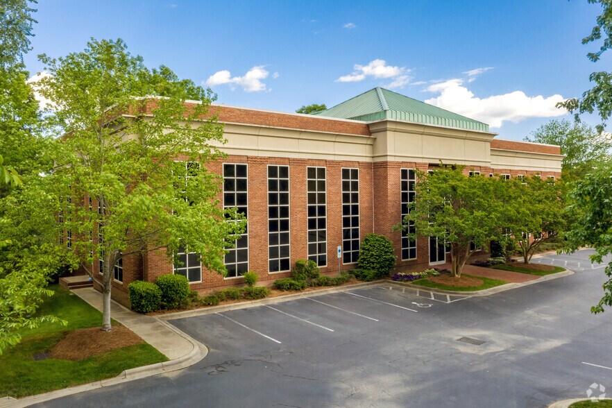 2700 Coltsgate Rd, Charlotte, NC à louer - Photo principale – Image 1 sur 7