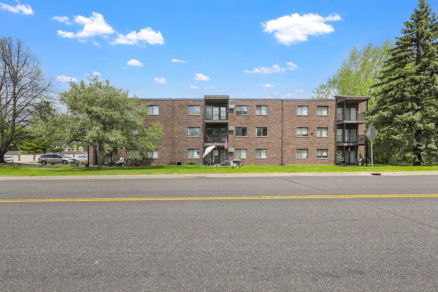 2050 7th Ave E, North Saint Paul, MN à vendre Photo de l’immeuble– Image 1 sur 27