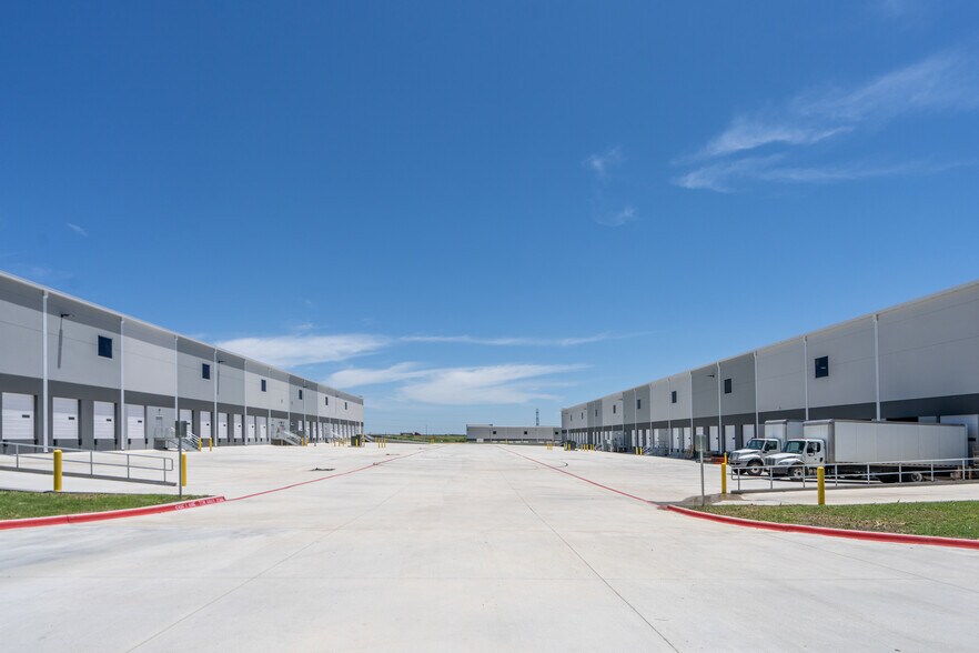 McAngus Rd & TX 130, Del Valle, TX à louer - Photo de l’immeuble – Image 3 sur 17