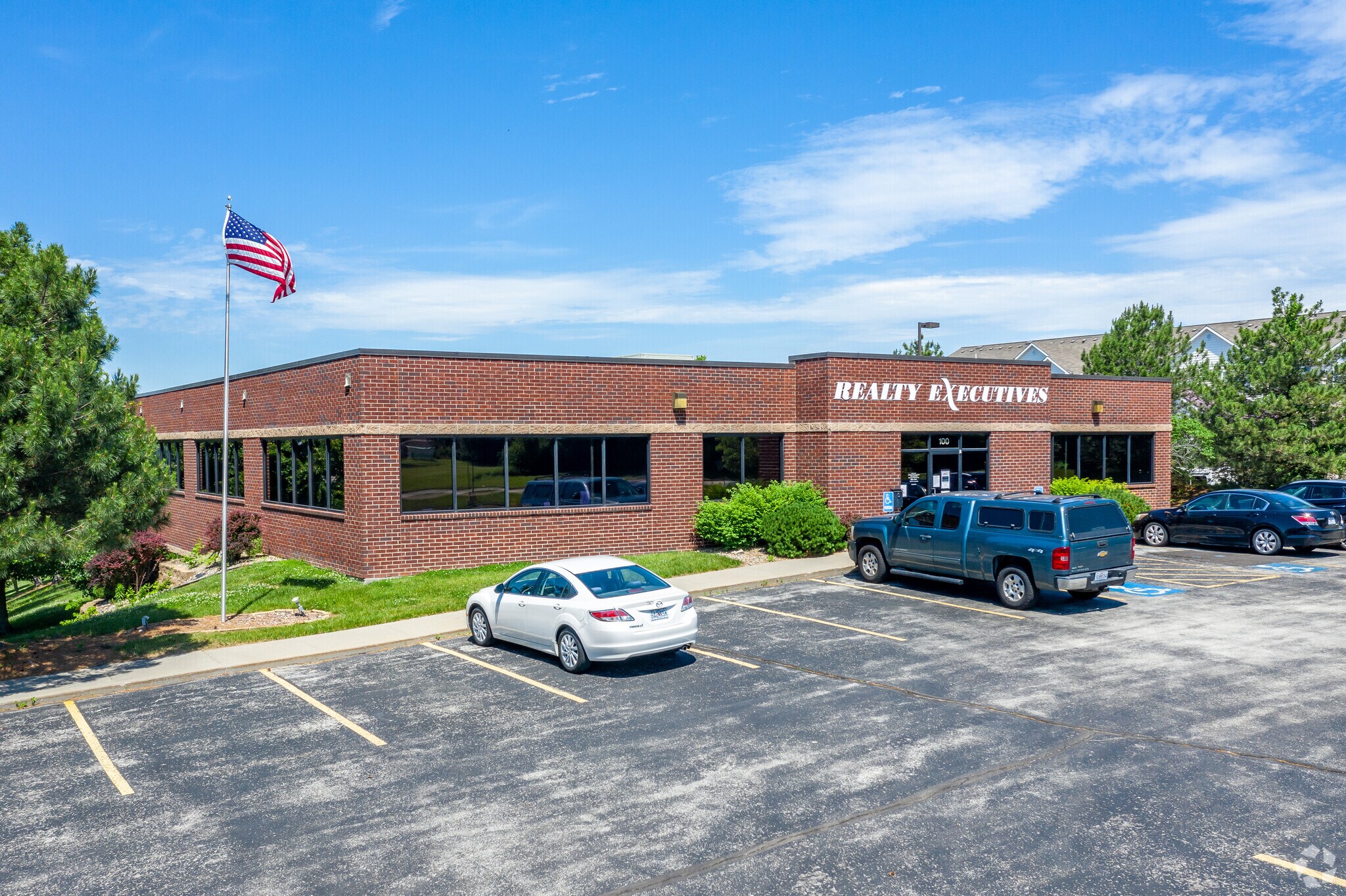 100 NW Englewood Rd, Kansas City, MO à louer Photo principale– Image 1 sur 8